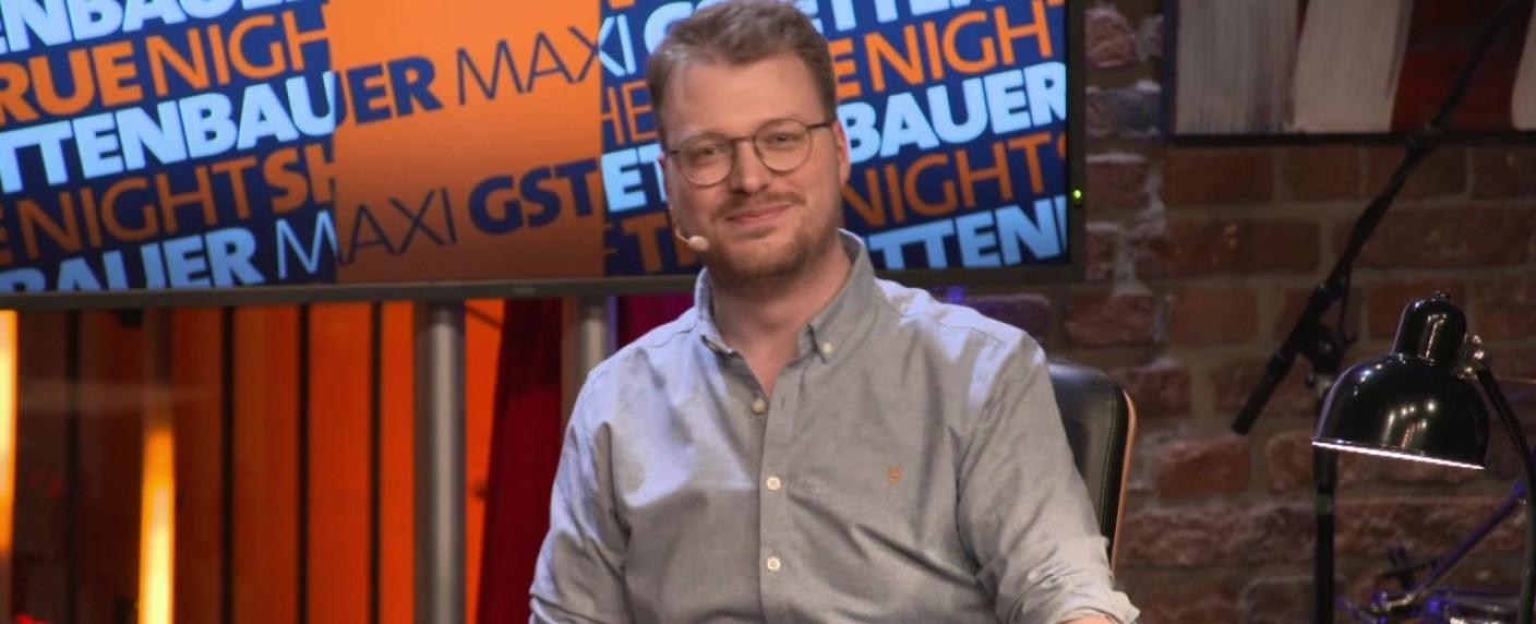 Fortsetzung für Maxi Gstettenbauers „True Night Show“: Neue Folgen im November – Grünes Licht für neue Late-Night-Show bei One – Bild: One/​Screenshot