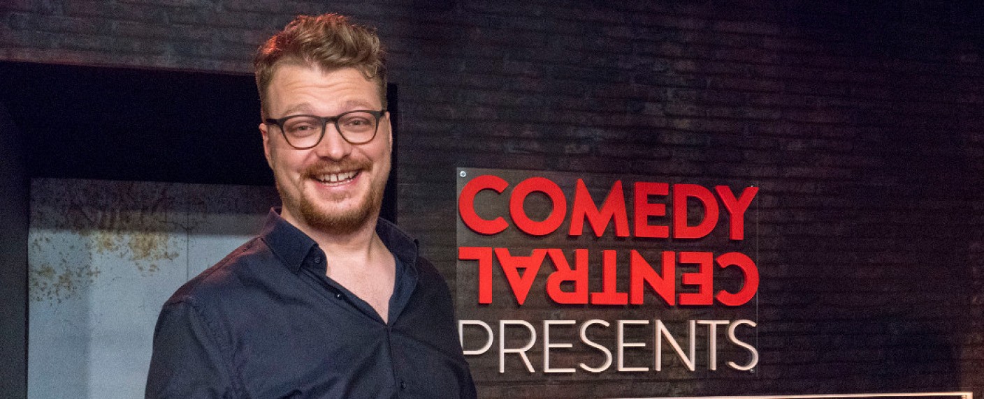 Maxi Gstettenbauer: „Wir zeigen Stand-Up in Reinkultur – ohne jegliches Gimmick“ – Interview über „StandUp 3000“, GIGA und den schlechten Ruf deutscher Comedy – Bild: Comedy Central/​Max Kohr