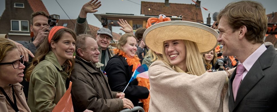 Máxima (Delfina Chaves, Mitte) und Willem-Alexander (Martijn Lakemeier, rechts) feiern ihren ersten Koningsdag. – Bild: Millstreet Films/FBO/Beta Film