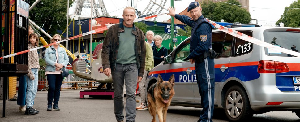 Maximilian Brückner (Mitte) als Max Steiner und Kommissar Rex, sein Partner mit der kalten Schnauze, ermitteln wieder in Wien – Bild: Sat.1/ORF/Petro Domenigg