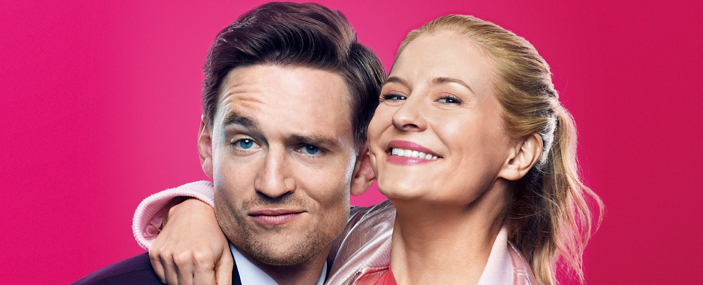 „Jenny – Echt gerecht!“: Eine vorlaute Anwaltsgehilfin mit fraglichem Modegeschmack sorgt für Gerechtigkeit – Review – RTL zeigt neue Anwaltsserie, diesmal mit weiblicher Rolle im Fokus – Bild: MG RTL D /​ Benno Kraehahn