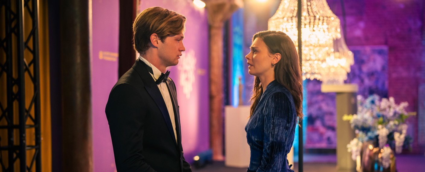 „Maxton Hall“: Staffel 2 stürmt weltweit auf Platz 1 von Prime Video – Deutsche Teenieromanze erneut ein riesiger Erfolg – Bild: Prime Video/​Stephan Rabold