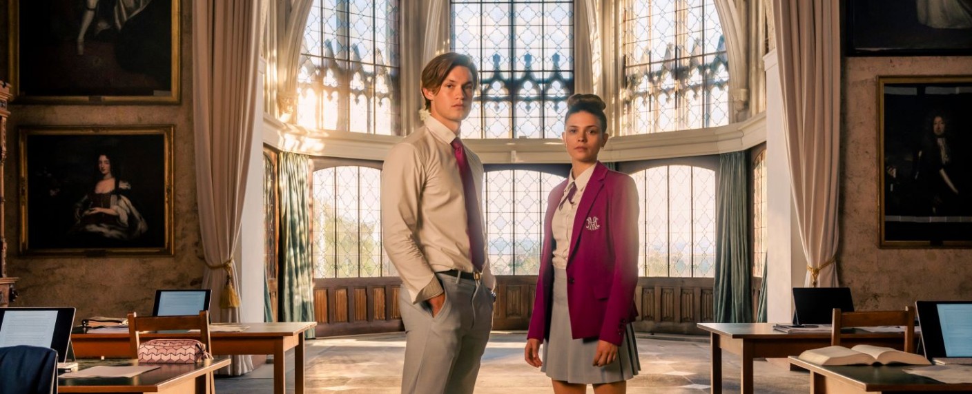 [UPDATE] „Maxton Hall“: Dann startet die neue Serie mit Harriet Herbig-Matten und Damian Hardung – Neuer Trailer zur Adaption von Mona Kastens Roman – Bild: Prime Video/​UFA Fiction