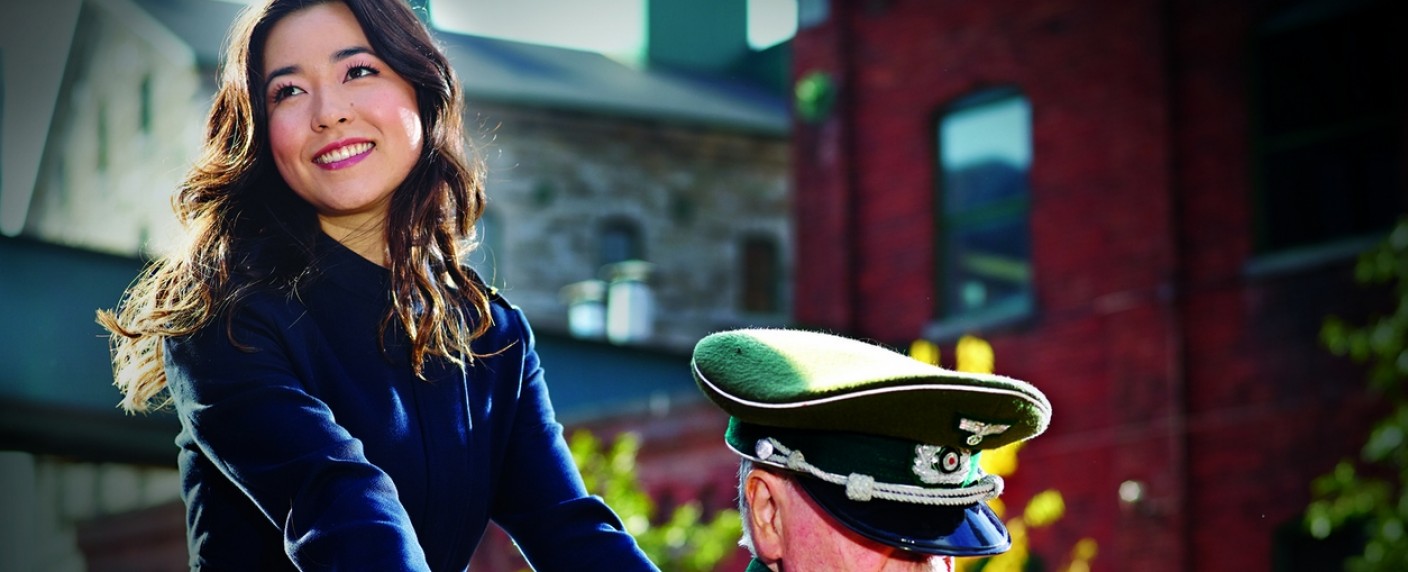 „Mr. and Mrs. Smith“: Maya Erskine in neuer Serie von und mit „Atlanta“-Star Donald Glover – „PEN15“-Veteranin begibt sich in mörderische Geheimdienst-Ehe – Bild: FXX