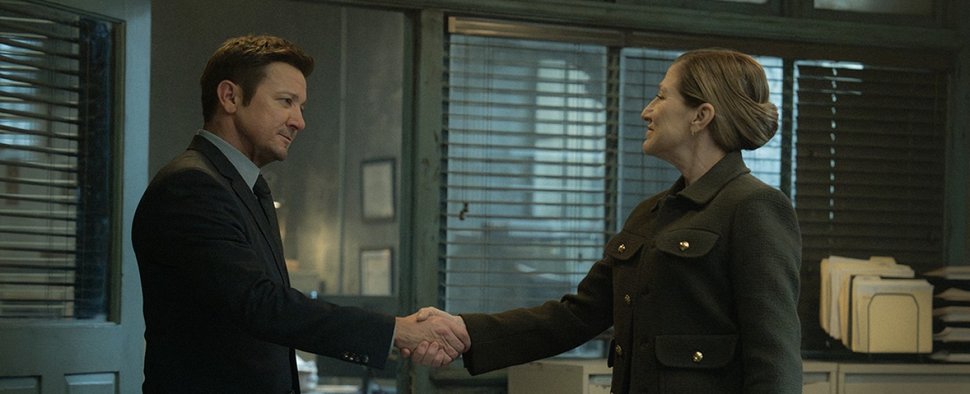 „Mayor of Kingstown“: Jeremy Renner begrüßt Neuzugang Edie Falco in Staffel 4 – Bild: Paramount+