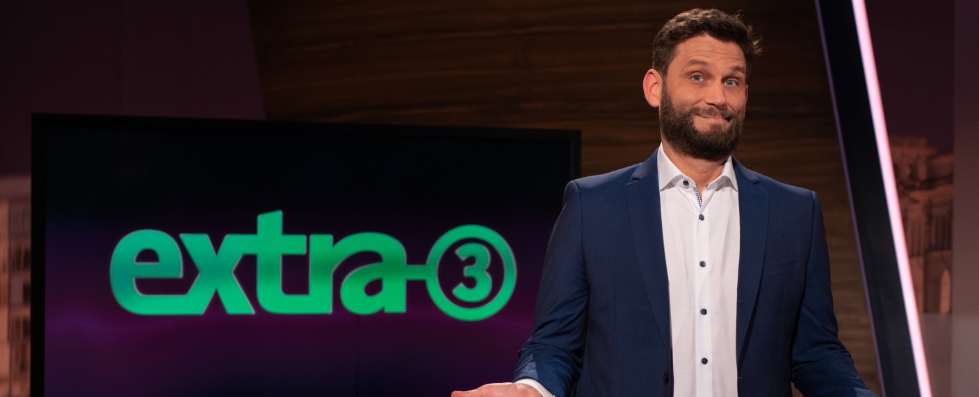 „extra 3“ mit höherer Folgen-Dosis im Jahr 2024 – Premieren des Satiremagazins mit Christian Ehring nun immer im Ersten – Bild: NDR/​Jonas Fülscher