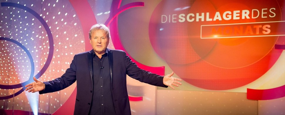 Bernhard Brink moderierte „Die Schlager des Monats“ seit 2018 – Bild: MDR/fmp/Evelyn Sander