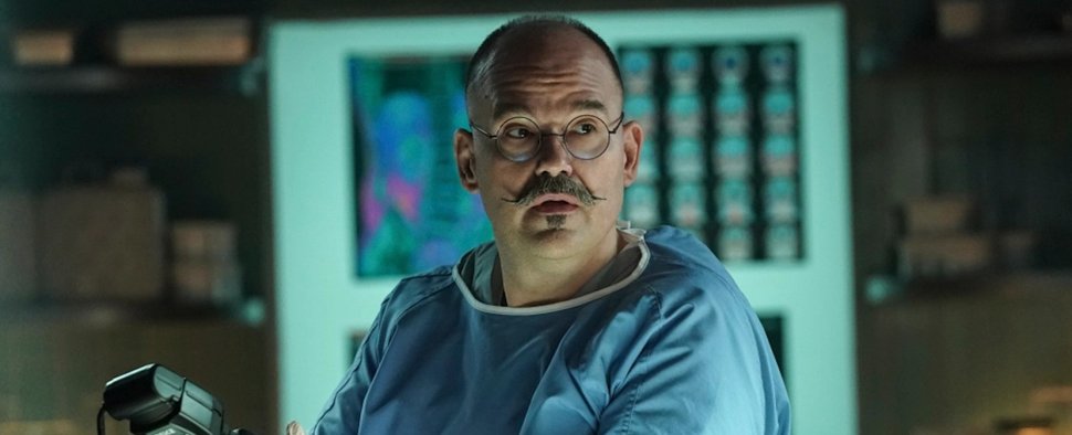 Mel Rodriguez als Dr. Hugo Ramirez in „CSI: Vegas“ – Bild: CBS