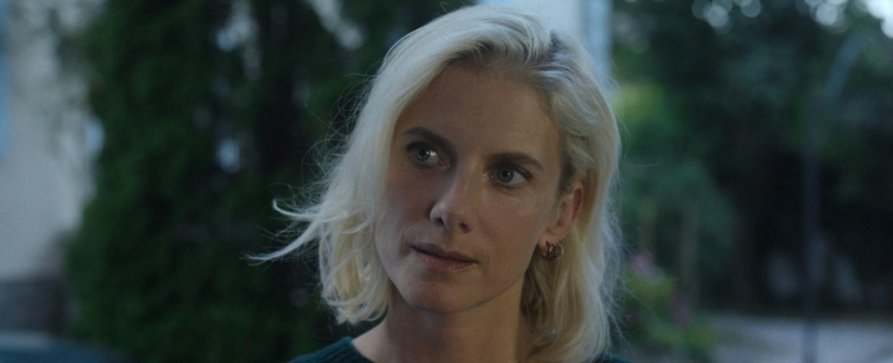 Nach Plagiatsvorwürfen: Apple TV verkündet neues Startdatum für Thriller „Traqués – Gejagt“ mit „Inglourious Basterds“-Star – Douglas Fairbairns Roman „Shoot“ nun als Grundlage der Miniserie angegeben – Bild: Apple TV