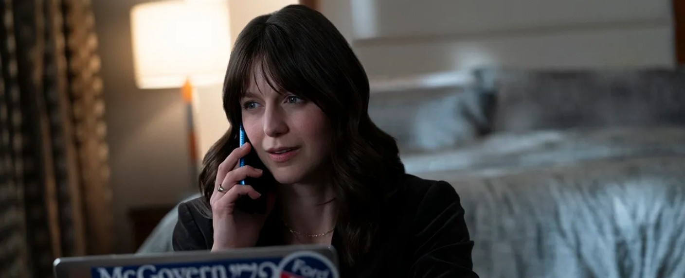 [UPDATE] „The Girls on the Bus“: Politdrama mit Melissa Benoist („Supergirl“) präsentiert Trailer – HBO-Miniserie von „Legacies“-Schöpferin demnächst bei Max – Bild: HBO/​Warner Bros. Television