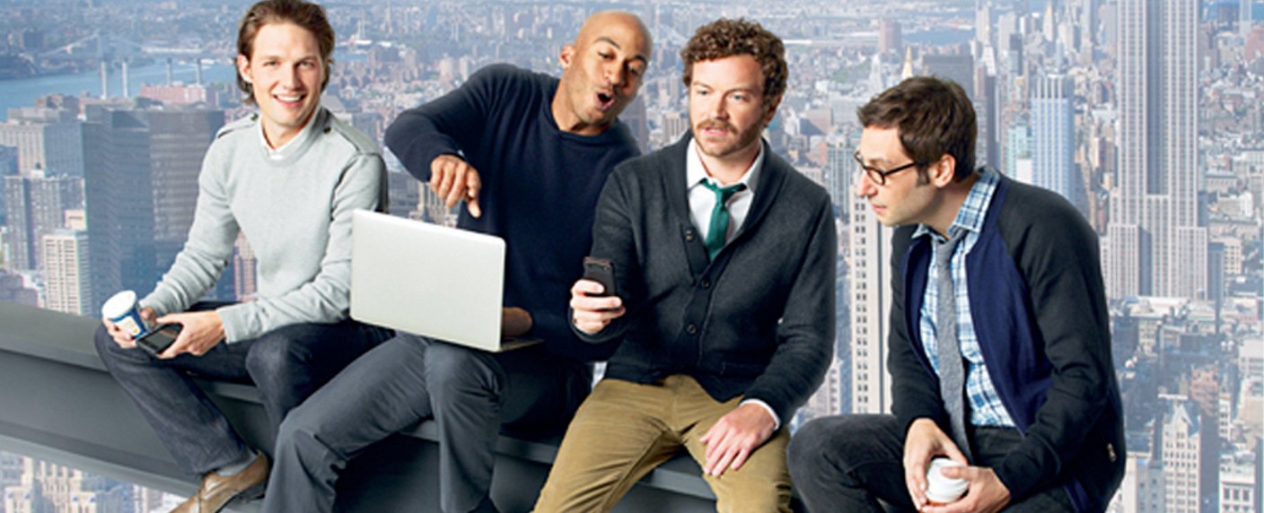 „Men at Work“: Späte Free-TV-Premiere für Danny-Masterson-Sitcom – Now US zeigt vier Freunde auf der Flucht vor harter Arbeit – Bild: TBS