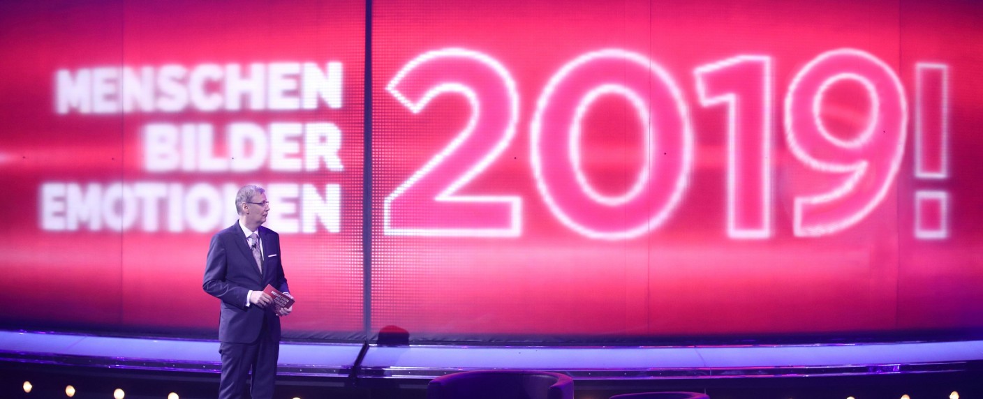 Quoten: Jauchs RTL-Jahresrückblick so stark wie seit Jahren nicht mehr – „The Voice Senior“ mutiert zum Megaflop, „Herzkino-Märchen“ vor „Polizeiruf“ – Bild: TVNOW/​Frank Hempel