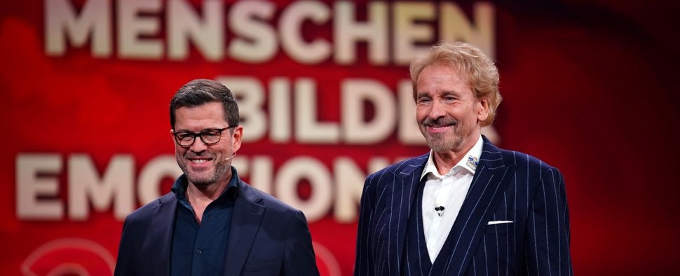 „2022! Menschen, Bilder, Emotionen“ mit Thomas Gottschalk (r.) und Karl-Theodor zu Guttenberg – Bild: RTL/Stefan Gregorowius