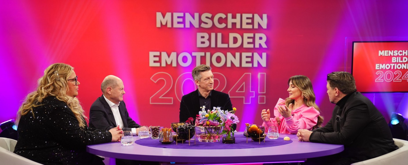 Quoten: RTL-Jahresrückblick muss sich Scholz, Merz, Habeck und Pufpaff geschlagen geben – „Aktenzeichen XY“ bei Jung und Alt an der Spitze, „Finsteres Herz“ endet durchwachsen – Bild: RTL/​Anne Werner