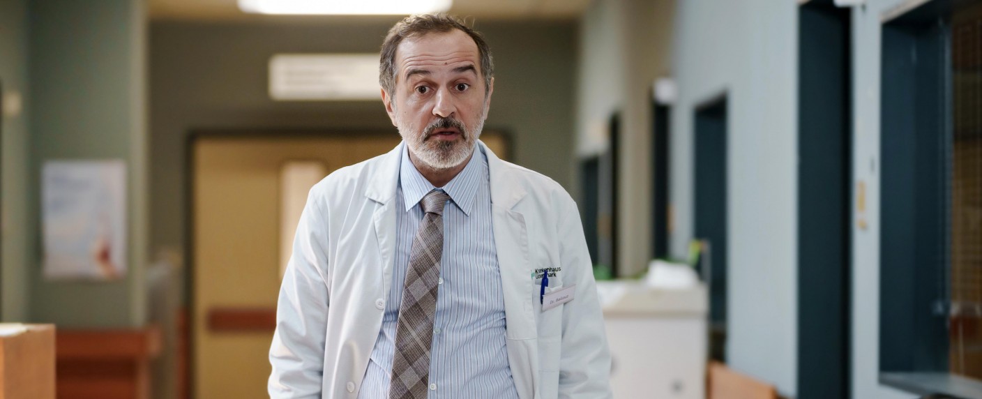 Quoten: „Doktor Ballouz“ muss sich trotz gutem Start dem „Wien-Krimi“ geschlagen geben – „FBI“-Spin-Off mit miesem Auftakt, „Der Lehrer“-Abschied betreibt leichte Schadensbegrenzung – Bild: ZDF/​Stefan Erhard