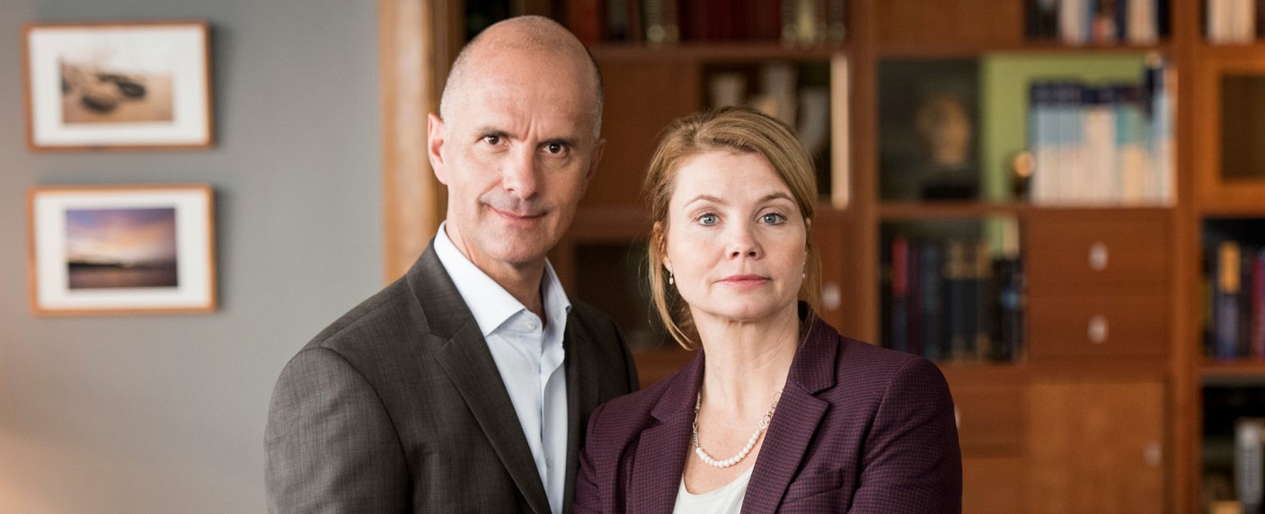 „Dann lässt man sich sofort ’ne heiße Wanne ein und macht ’ne Flasche Rotwein auf …“ – Annette Frier und Christoph Maria Herbst im Interview – Bild: ZDF/​Martin Rottenkolber