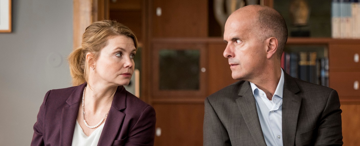 Quoten: „ARD extra“ informiert am Donnerstag die meisten, „GNTM“ unterhält die meisten – Verbessertes „Merz gegen Merz“ schlägt „Mord auf Shetland“ – Bild: ZDF/​Martin Rottenkolber