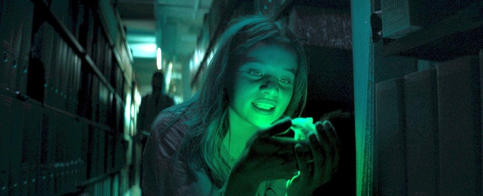 Mia (Luna Wedler), eine selbstleuchtende Maus und ein bedrohlicher Schatten in „Biohackers“ – Bild: Netflix/Marco Nagel