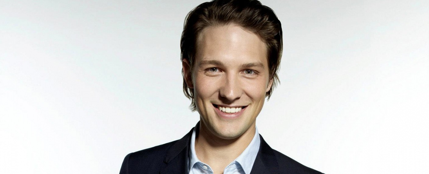 Michael Cassidy übernimmt Hauptrolle in NBC-Comedy von Aseem Batra – Schauspieler nach Ende von „Men at Work“ schnell wieder im Geschäft – Bild: TBS