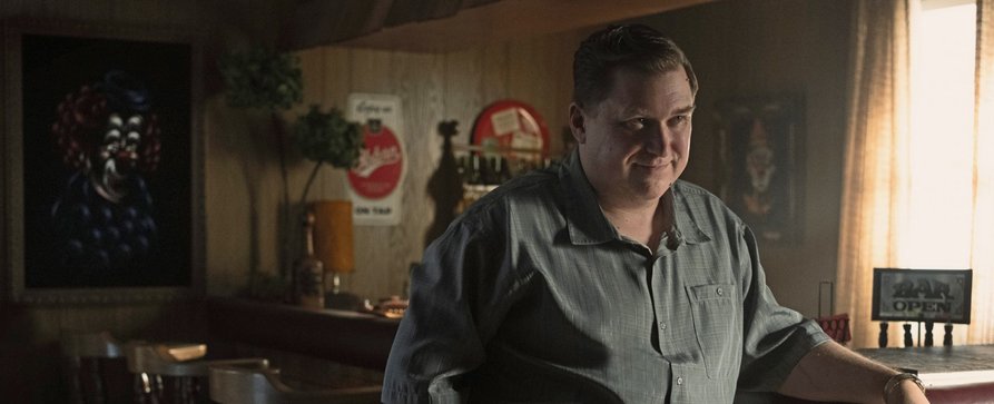 „Devil in Disguise“: Erster Trailer zeigt Michael Chernus als brutalen Serienkiller John Wayne Gacy – True-Crime-Miniserie über den „Killerclown“ landet im Herbst bei Peacock – Bild: Peacock
