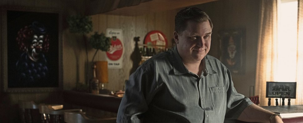 Michael Chernus als unscheinbarer Serienkiller John Wayne Gacy in „Devil in Disguise“ – Bild: Peacock