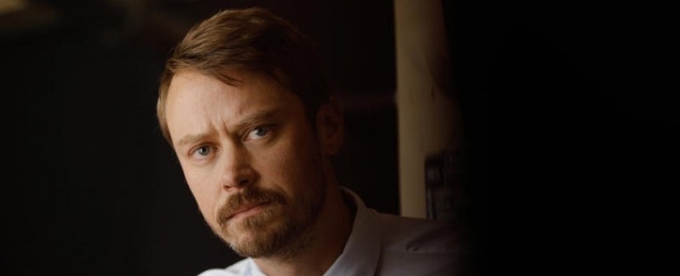 Michael Dorman („For All Mankind“) in der Serie „Patriot“ – Bild: Amazon Prime Video