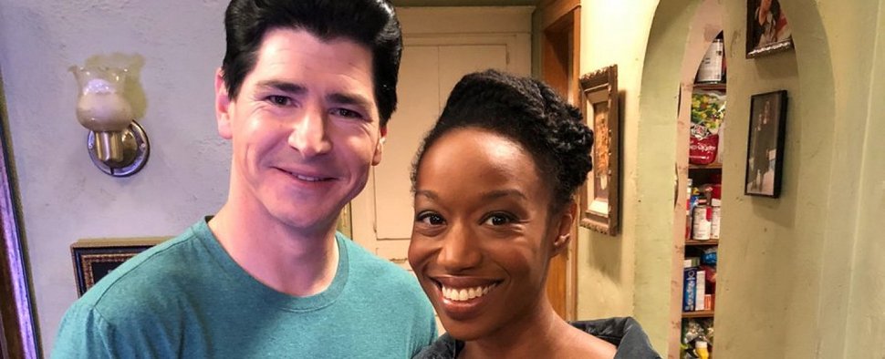 Michael Fishman (l.) mit Maya Lynne Robinson (r.) am Set von „The Conners“ – Bild: ABC