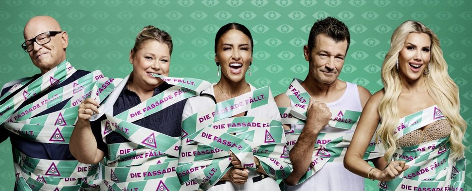 Michael Naseband, Karina2you, Christina Dimitriou, Achim Petry und Laura Blond (v. l.) ziehen in den „Promi Big Brother“-Container – Bild: Joyn/Marc Rehbeck