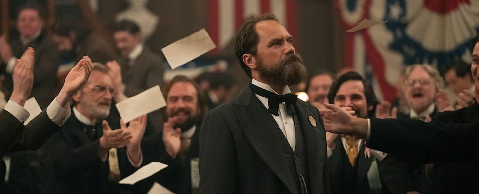 Michael Shannon (Mitte) als James A. Garfield – Bild: Netflix/Larry Horricks