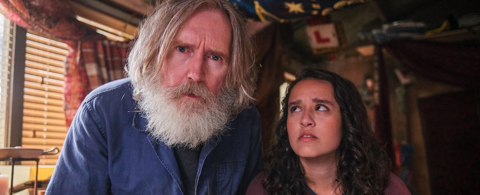 Michael Sleep (Pearce Quigley, l.) and Kacey (Lauren Patel) suchen nach Antworten – Bild: BBC/Treasure Trove/Blue House/Matt Squire