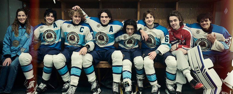 Michelle Monaghan (l.) führt eine Eishockeymannschaft im Young-Adult-Drama „The Sticks“ an – Bild: Netflix