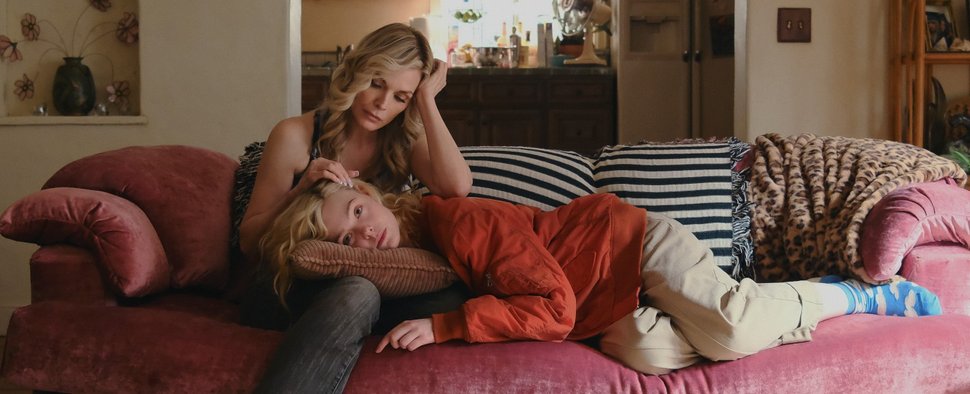 Michelle Pfeiffer (links sitzend) und Elle Fanning als Mutter-Tochter-Gespann in „Only Margo“ – Bild: Apple TV/Carl Herse
