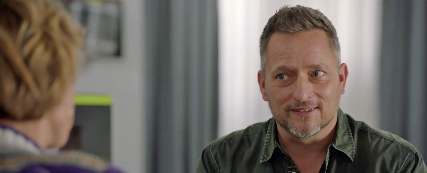 „GZSZ“: Lars Pape gibt sich erneut als Michi die Ehre im Kiez – Yvonnes Ex-Ehemann hilft zu Weihnachten in Berlin aus – Bild: RTL