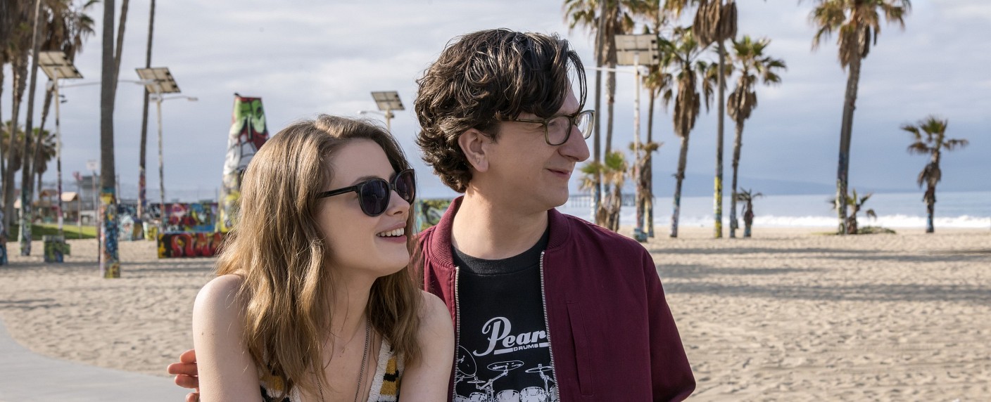 „Love“: Netflix mit ausführlichem Trailer zur zweiten Staffel – Chris Witaske rückt in Staffel drei in den Hauptcast auf – Bild: Suzanne Hanover/​Netfflix
