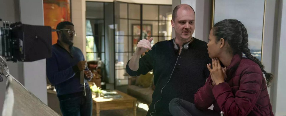 Mike Flanagan (M.) am Set von „Doctor Sleeps Erwachen“ – Bild: Warner Bros.