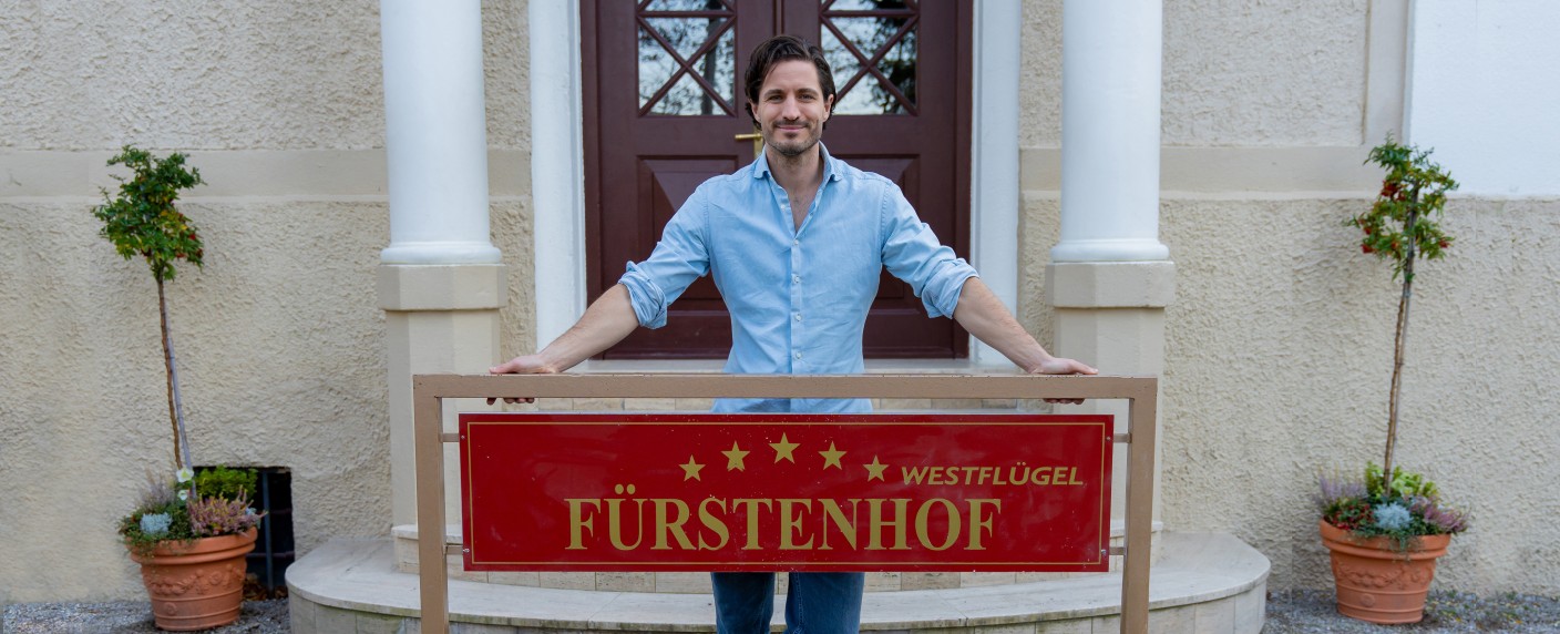 „Sturm der Liebe“ heißt  „Verbotene Liebe“-Darsteller Milan Marcus im Fürstenhof willkommen – Lily-Chi Lück ergänzt ebenfalls die ARD-Telenovela – Bild: ARD/​Thomas Neumeier