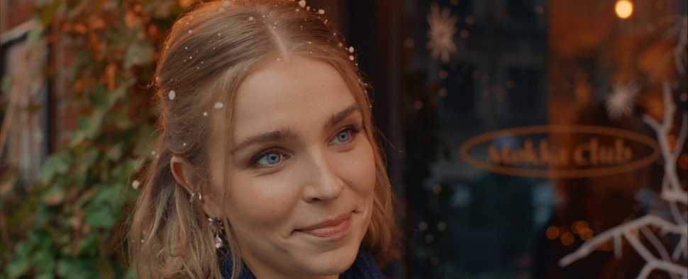 Mina (Julie Van den Steen) kommt kurz vor Weihnachten in Sachen Liebe ganz schön ins Schwitzen – Bild: ZDF/Patrick Tilkens