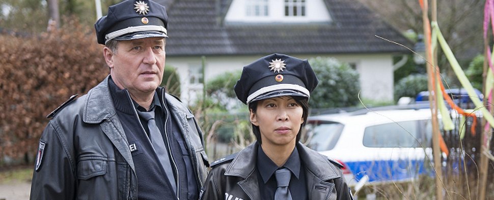 Bruno F. Apitz und Minh-Khai Phan-Thi in den neuen Folgen von „Notruf Hafenkante“ – Bild: ZDF/Boris Laewen