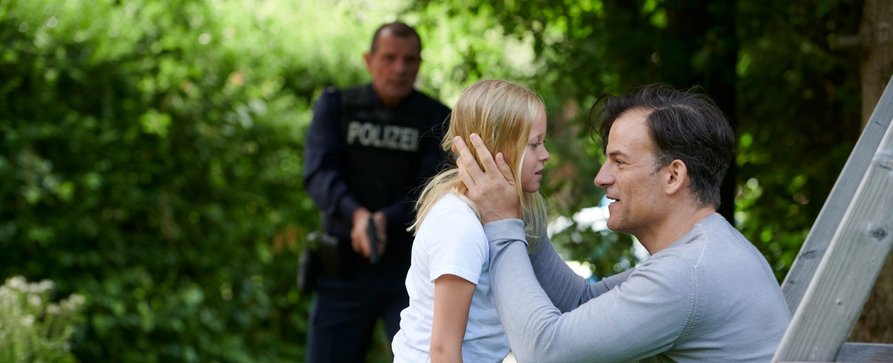 „Gestern waren wir noch Kinder“: ZDF dreht Thriller-Familienserie – Miniserie mit Torben Liebrecht und Ulrich Tukur – Bild: ZDF/​Walter Wehner