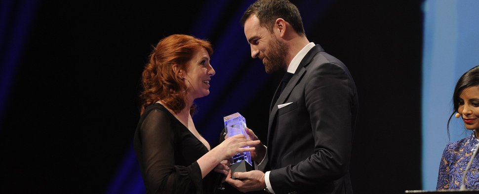 Mira Awards: Monika Lierhaus nimmt den Ehrenpreis von Christoph Metzelder entgegen – Bild: Sky / Michael Tinnefeld