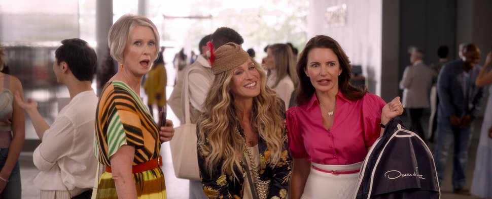 Miranda (Cynthia Nixon), Carrie (Sarah Jessica Parker) und Charlotte (Kristin Davis, v. l.) in „And Just Like That…“ – Bild: HBO Max