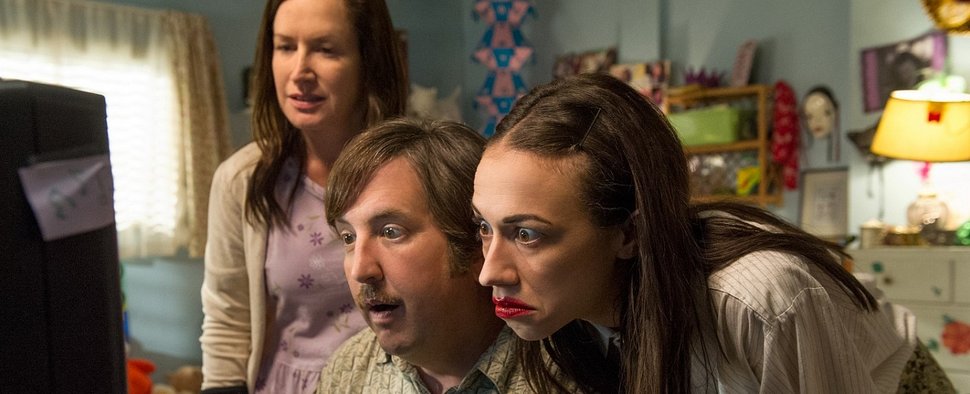 Miranda (r. mit Onkel und Mutter), wartet ungeduldig auf den Internet-Ruhm in „Haters Back off“ – Bild: Netflix