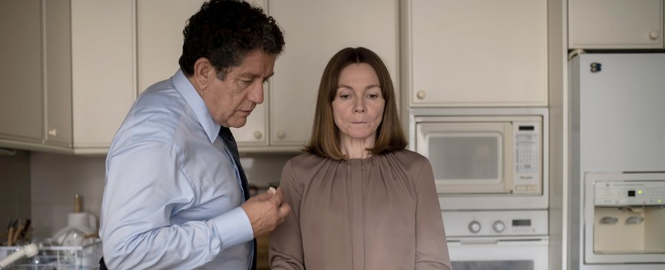 Miren (Nagore Aranburu) will sich endlich von Ehemann Íñigo (Pedro Casablanc) befreien – Bild: Nicolás de Assas/Movistar Plus+