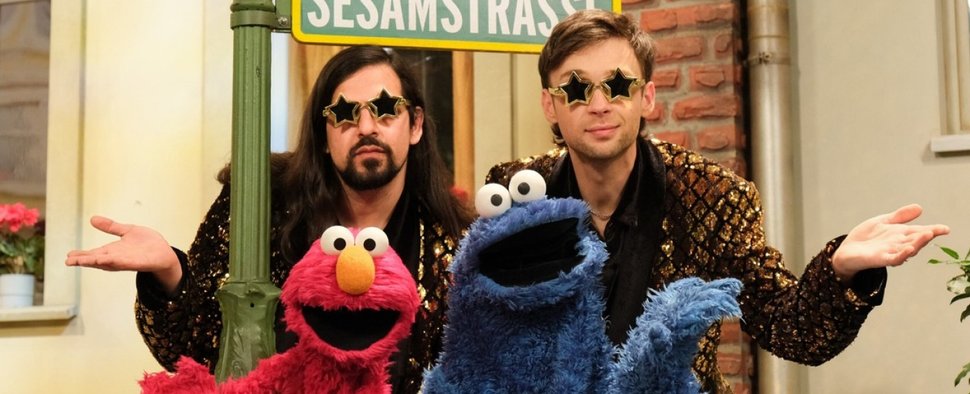 Mischen die „Sesamstraße“ auf: die Zauberer Siegfried & Joy – Bild: NDR/Sesame Workshop/J. Friesicke