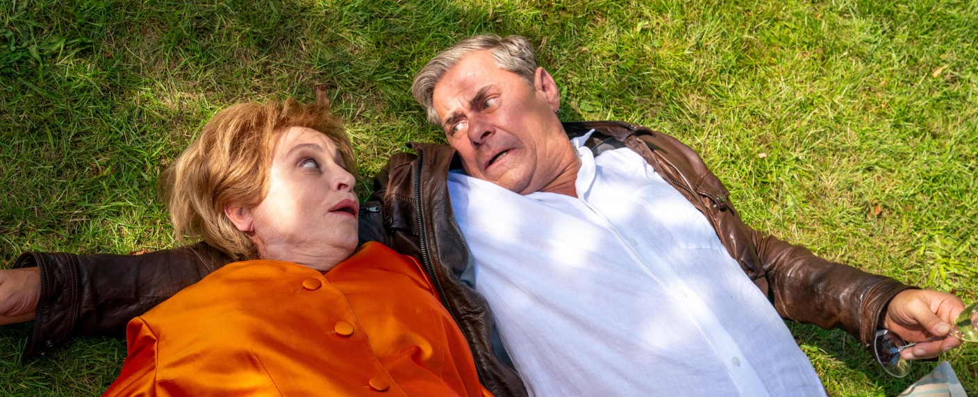 Quoten: Deutliche Verluste für zweiten „Miss Merkel“-Fall, ZDF-Supermarkt-Check siegt bei Jüngeren – Schwache Rückkehr von „Herz an Bord“, auch „The Irrational“ bleibt Ladenhüter – Bild: RTL/​Oliver Feist