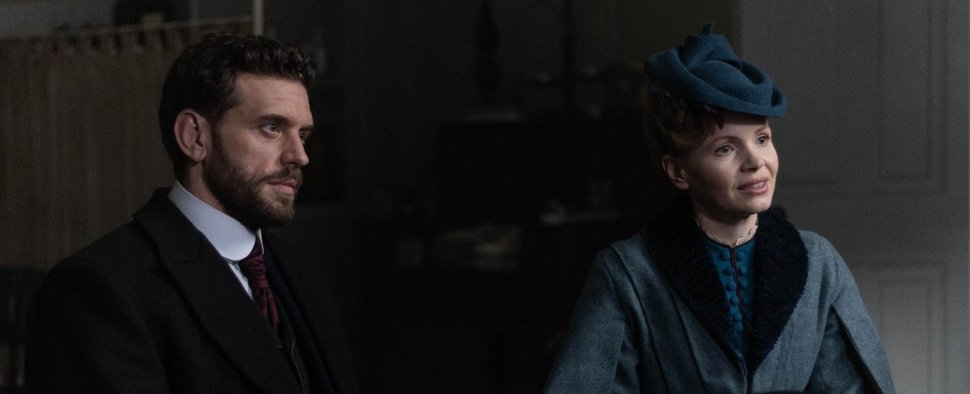 „Miss Scarlet“-Star Kate Phillips mit Tom Durant-Pritchard (l.) – Bild: PBS/Masterpiece