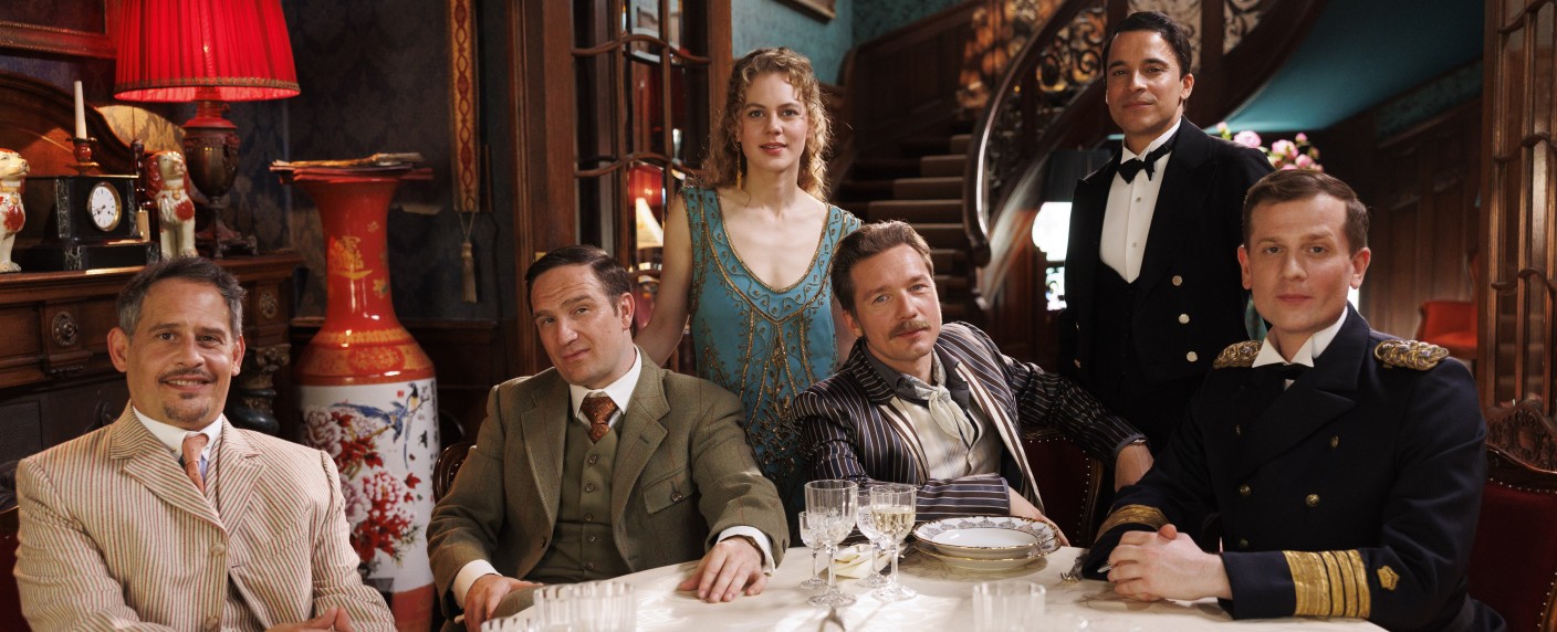 „Dinner for One“-Prequel: An diesem Tag startet „Miss Sophie“ – Prime-Video-Comedyserie erzählt Vorgeschichte zum Kultsketch – Bild: Prime Video/​Frédéric Batier