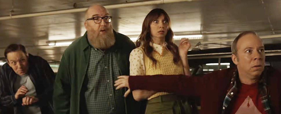 Achtung, Chaos! Auf ihrem interdimensionalen Trip müssen sich Kripke (John Ross Bowie), Bert (Brian Posehn), Denise (Lauren Lapkus) und Stuart (Kevin Sussman, v. l. n. r.) auf so manche Überraschung gefasst machen. – Bild: HBO Max
