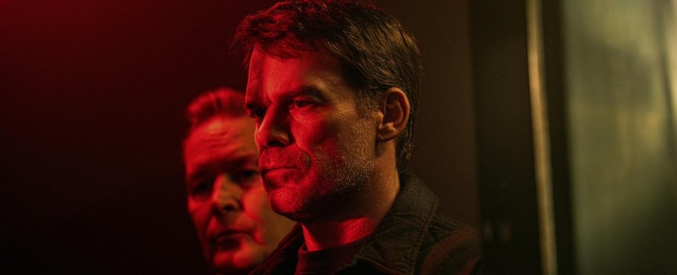 Mitte 50 und immer noch mit dem imaginären Ratgeber unterwegs: Dexter Morgan (Michael C. Hall, r.) mit Vater Harry (James Remar) – Bild: Paramount+