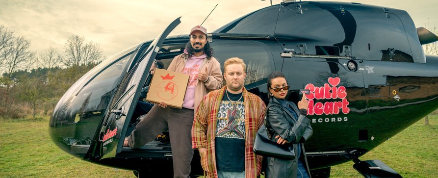 In „Kacken an der Havel“ fällt Rapper Fatoni in komische Geschichte für Netflix – Review – „Leuchtende Sonne“ Veronica Ferres scheint auf Teenager, Witwer und Polizistin – Bild: Anika Molnár /​ Netflix